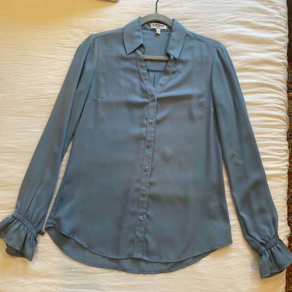 EXPRESS. Slim Fit Blouse. Gorgeous color. Amazing condition. Size S.